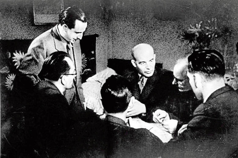 Narada kierownictwa Gwardii Ludowej. Od lewej Ignacy Loga Sowiński, Marian Spychalski, Władysław Gomułka, Franciszek Jóźwiak