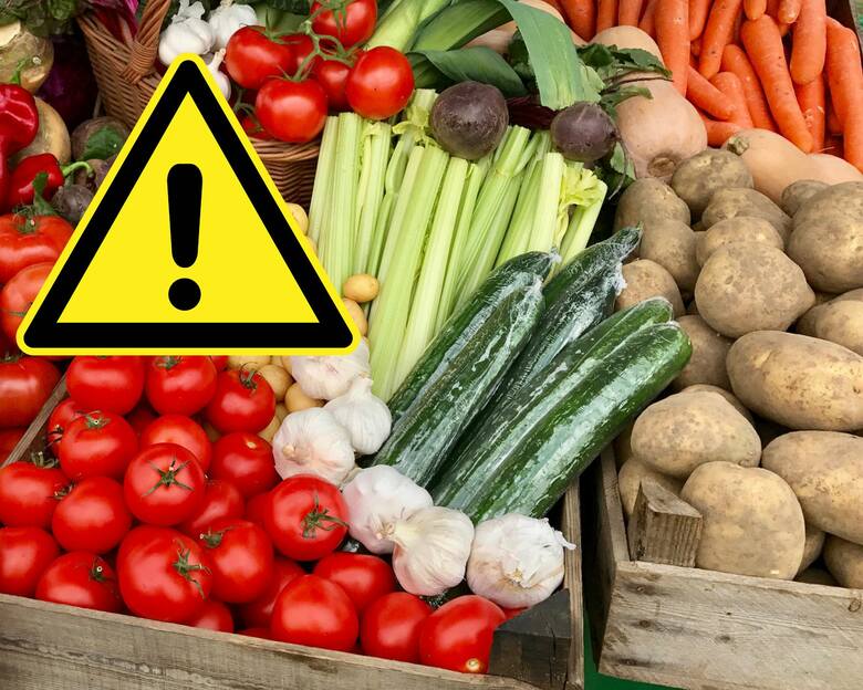 Warzywa na bazarze i znak ostrzeżenia