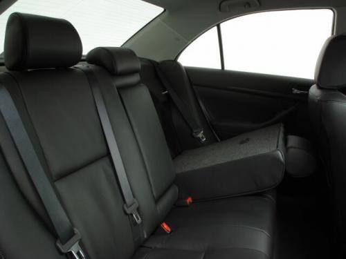 Fot. Toyota: Wnętrze Avensis jest nieco bardziej przestronne niż Primery.