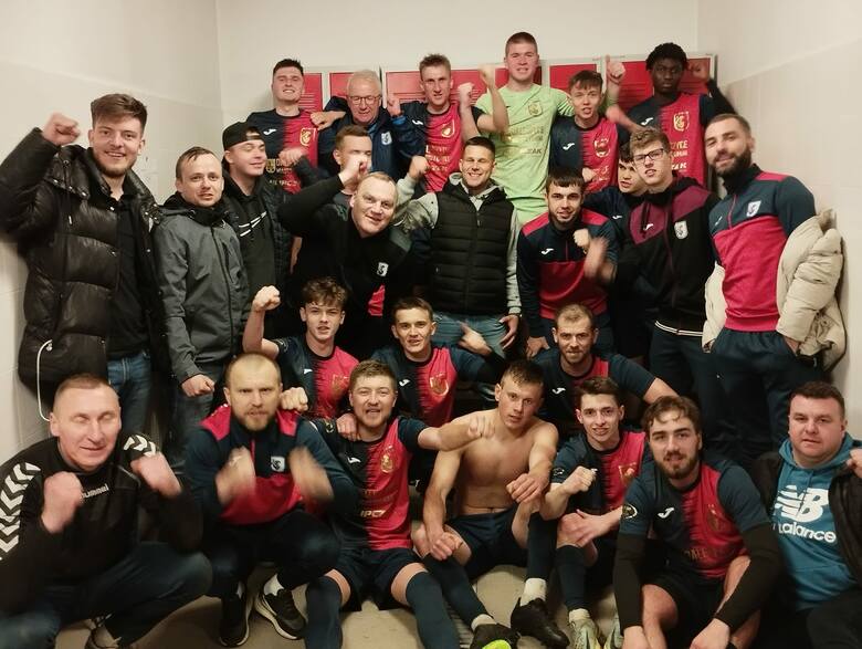 Tak piłkarze Spartakusa Daleszyce cieszyli się po wygranej w Sandomierzu. Na kolejnych zdjęciach zobacz jak grała między innymi Korona II Kielce z GKS