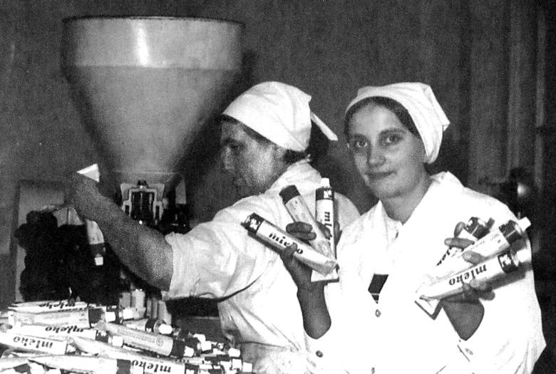 Pracownice mleczarni z jej legendarnym produktem, mlekiem zagęszczonym w tubie w obiektywie Stanisława Kolasińskiego. Do 1990 roku firma była „tubowym” monopolistą w kraju