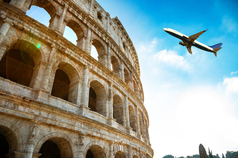 Samolot nad Koloseum