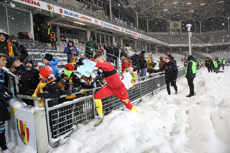 Jacek Podgórski sprytnie przeskakiwał zaspy śnieżne za linią boczną boiska