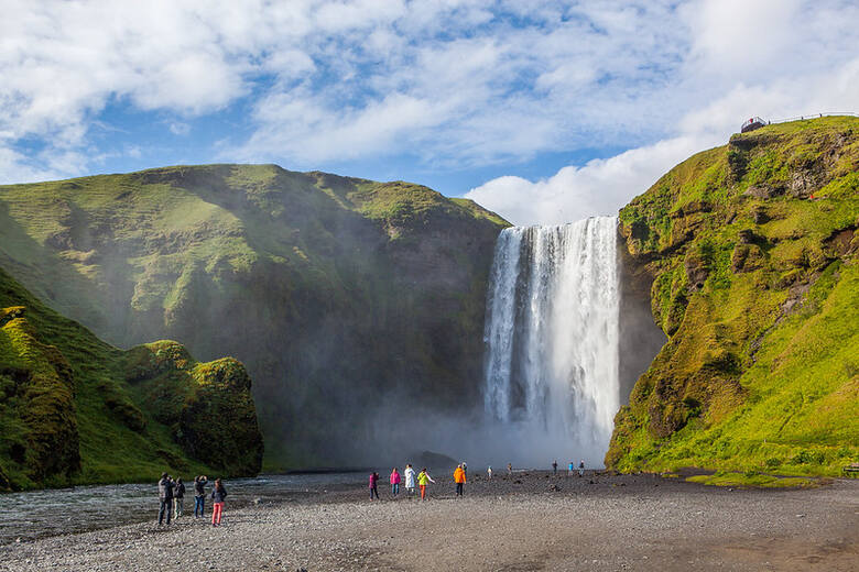 Wodospad Skógafoss na Islandii to jedna z największych atrakcji wyspy