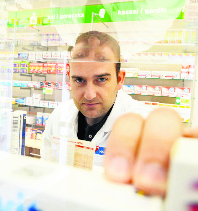 Farmaceuta Adam Dawid z apteki w galerii w Gubinie radzi, by korzystać z zamienników. - Są nawet kilka razy tańsze - mówi.
