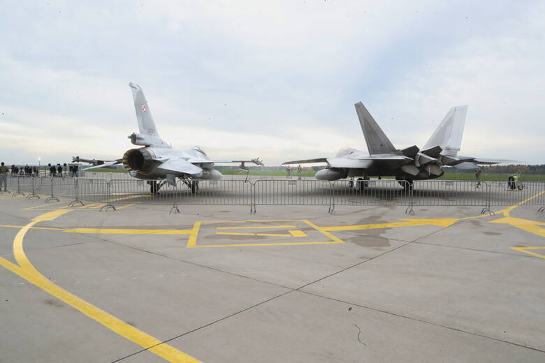 Samoloty F-22 Raptor i F-16 w 32. Bazie Lotnictwa Taktycznego w Łasku