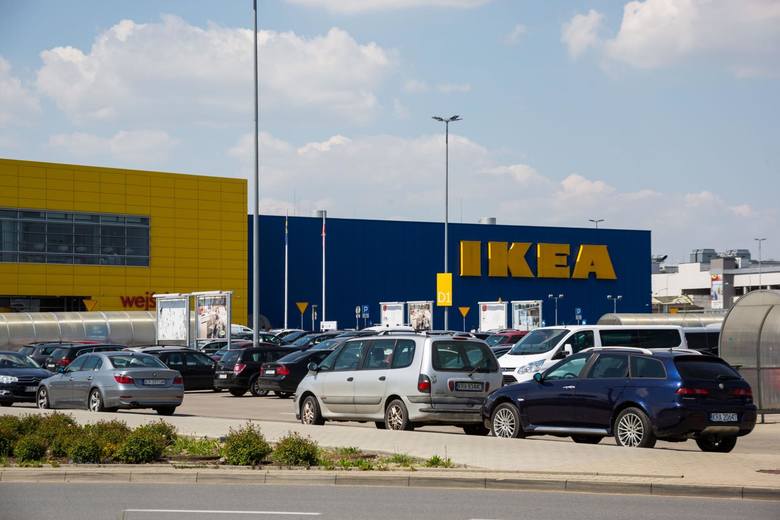 Szwedzka sieć sklepów meblowych IKEA ruszyła ze swoim proekologicznym programem, w ramach którego będzie odkupować od klientów używane meble. Można zyskać nawet 50 procent z pierwotnej ceny.<br /> <br /> <strong>Czytaj dalej. Przesuwaj zdjęcia w prawo - naciśnij strzałkę lub przycisk NASTĘPNE</strong><br...