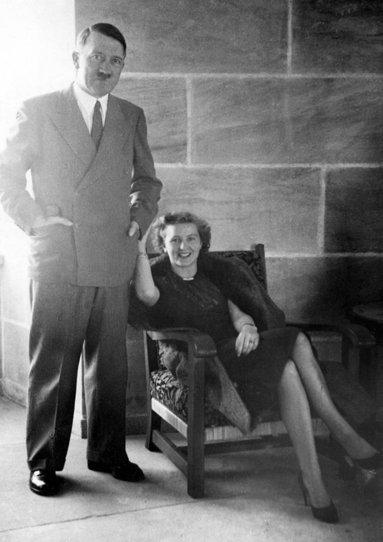 Pod koniec kwietnia Eva Braun i Adolf Hitler wzięli w bunkrze ślub. Kilka godzin później popełnili w nim samobójstwo
