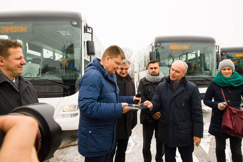 Flota PKS Białystok została wzbogacona o 8 autobusów MAN Lion’s Intercity łączących w sobie komfort, funkcjonalność oraz wysokie bezpieczeństwo. Każdy z nich ma 49 wygodnych siedzeń oraz 31 miejsc stojących. Każdy z pojazdów kosztował około 600 tys. złotych.<br /> <br /> [b]Bądź na bieżąco....