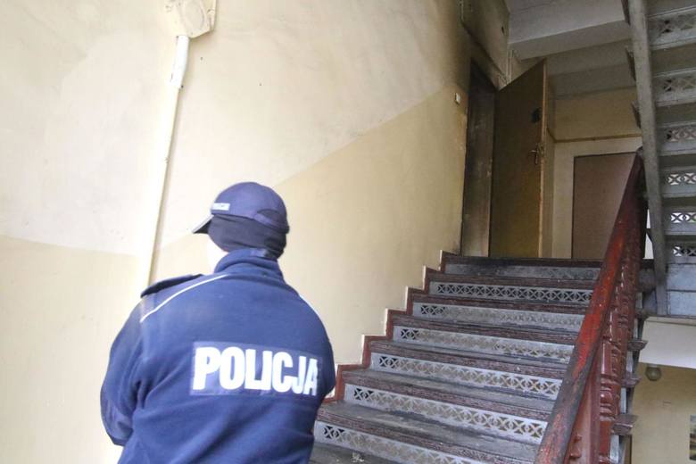 Dopiero policja przekonała lokatorki, aby wpuściły do mieszkania pracowników administracji