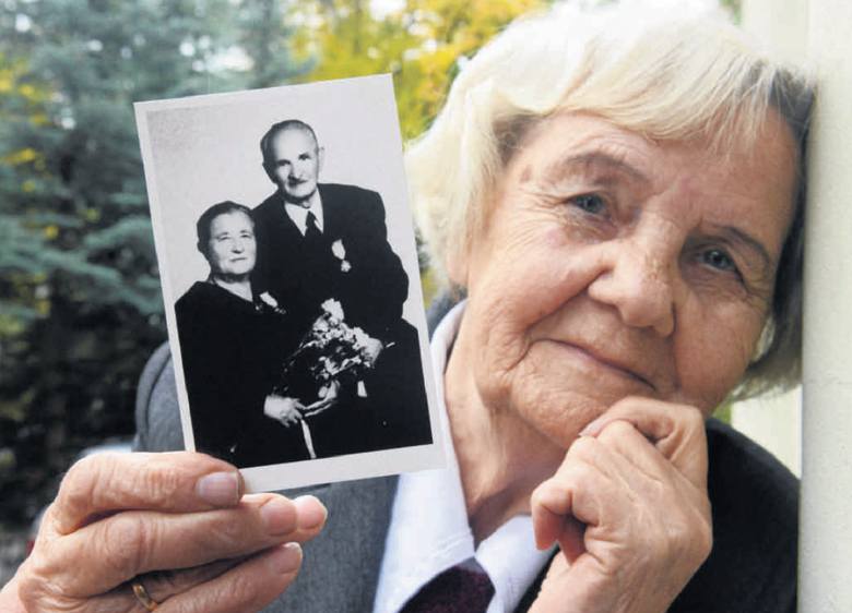 Kazimiera Siekanowicz ze zdjęciem rodziców wykonanym wiele lat po wojnie. Z Kresów pamiątki nie ma żadnej. Konfiskowano je na Syberii.