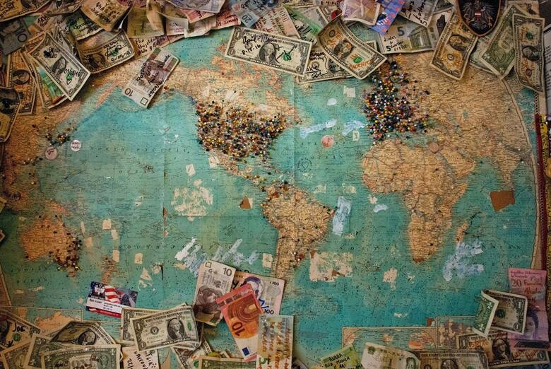 Mapa świata z pieniędzmi