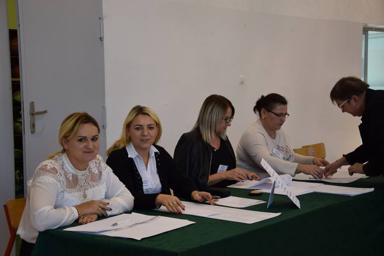 Członkowie obwodowej komisji wyborczej w Niedoradzu.