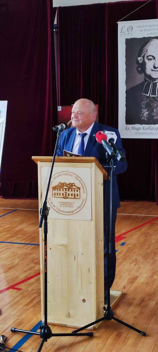 W imieniu gospodarzy Powiatu Pińczowskiego, pięknej inicjatywy pogratulował wicestarosta pińczowski Ryszard Barna