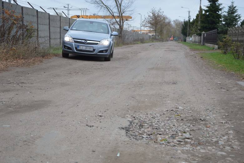 Na ulicy Czajki w Łowiczu zerwano asfalt w 2018 roku. Koniec inwestycji planowany jest na 2021