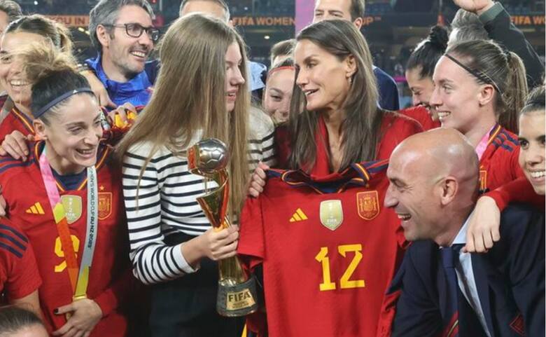 Prezes RFEF Luis Rubiales celebuje mistrzostwo świata Hiszpanek z  królową Letycją prezentującą koszulkę „La Roja” z numerem 12 i jej córką Sofią twrzymającą
