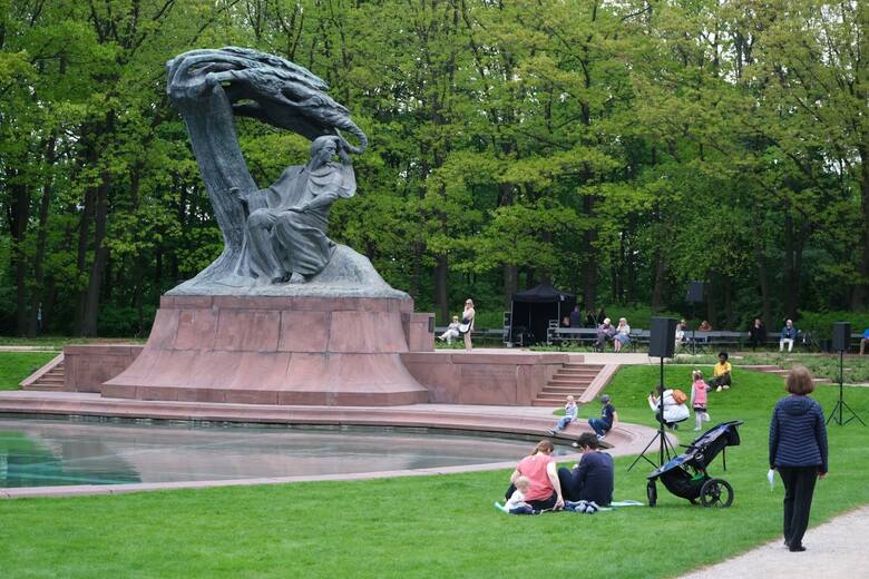 Pomnik Chopina w Łazienkach Królewskich w Warszawie