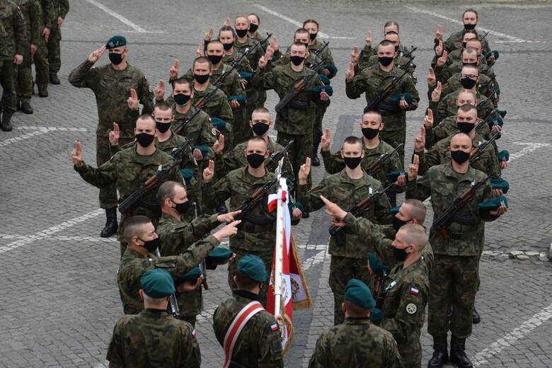 Przysięga wojskowa żołnierzy służby przygotowawczej 5. Lubuskiego Pułku Artylerii przed sulechowskim ratuszem.