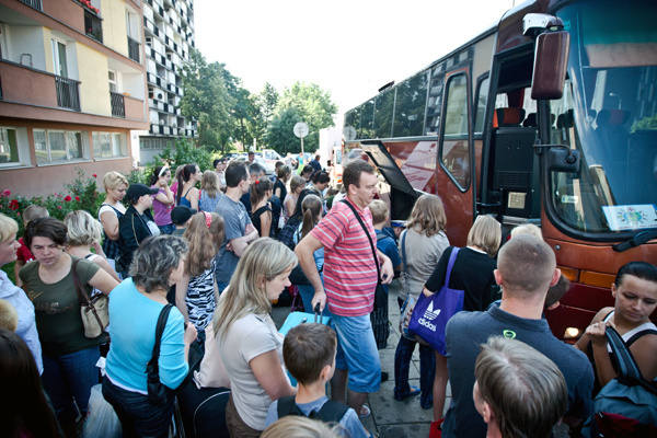 90 uczniów łódzkich szkół podstawowych wyjechało w sobotni poranek na kolonie do Sulejowa, organizowane przez Polski Czerwony Krzyż.