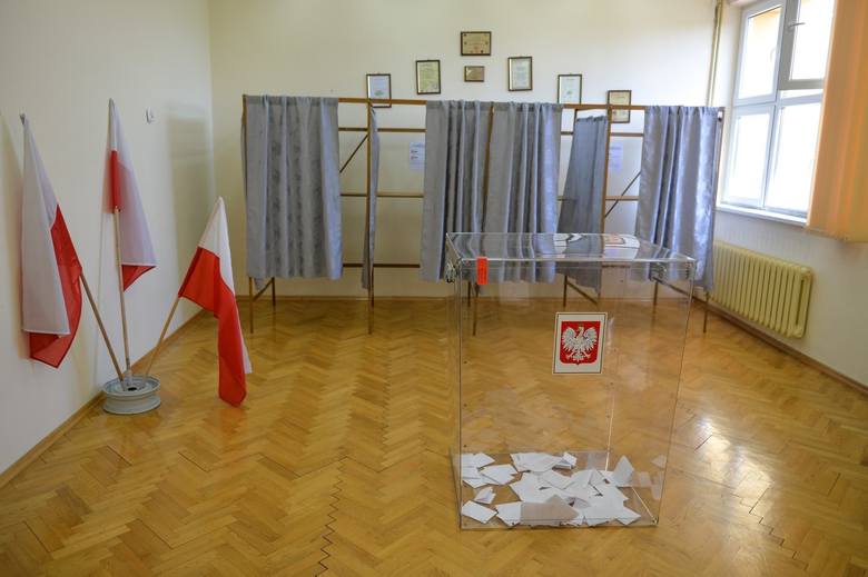 Tak wyglądały w niedzielę uzupełniające wybory wójta w gminie Jarosław w województwie podkarpackim. W czasie stanu epidemii panującego w Polsce niezbędne było zachowanie szczególnych środków ochrony.