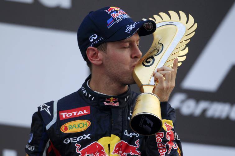 Sebastian Vettel z trofeum za zwycięstwo w GP Korei