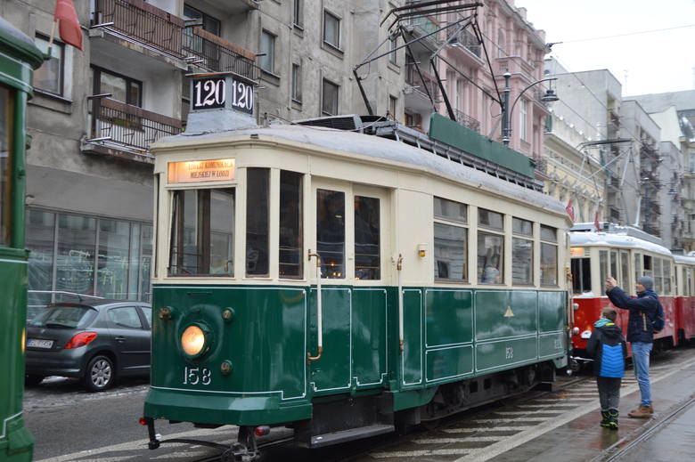 Pięć pokoleń łódzkich tramwajów wozi pasażerów od 120 lat