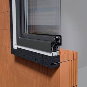 Montaż okna w warstwie ocieplenia to metoda stosowana dotąd w domach pasywnych. Ale to skuteczny sposób osadzenia okna w sposób ciepły i szczelny.