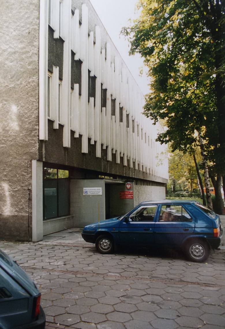 Instytut Medycyny Pracy przy ul. Kościelnej wygląda tak samo jak przed laty. Zmieniły się też marki parkujących przed tym budynkiem samochodów.