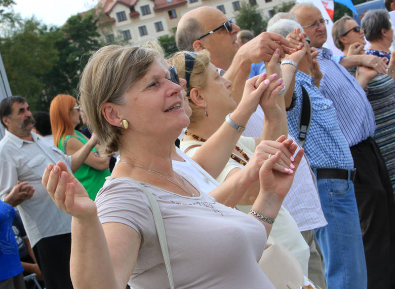Słuchacze Radia Maryja śpiewali i tańczyli na placu przed nową świątynią, któą konsekrowano 18 maja tego roku.