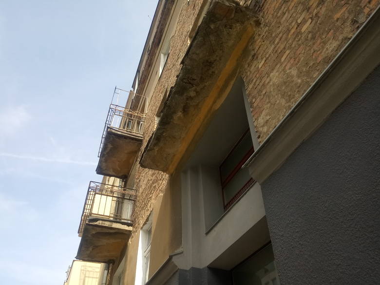 Balkon jest w fatalnym stanie. Jeden z mieszkańców kamienicy twierdzi, że właściciel (mieszkający poza Poznaniem) został już o tym fakcie poinformowany. Na razie nie było żadnej reakcji z jego strony