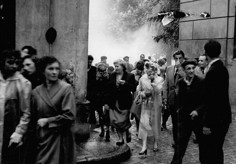 Ludzie uciekają z pl. Powstańców Wielkopolskich, gdzie stał Dom Katolicki. Starcia trwały cały dzień. Milicja używała pałek i gazu, demonstranci - kamieni. Po obu stronach byli ranni.
