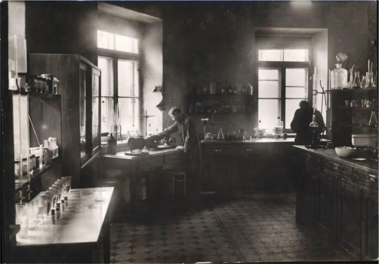 Wnętrze laboratorium przy ulicy Radziwiłłowskiej 5 w Lublinie, zdjęcie z 1942 r. Na środku kierownik laboratorium, inż. Wacław Liśkiewicz.