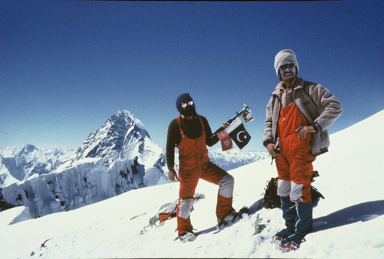 Na szczycie Broad Peak (w tle widoczne K2): Janusz Majer i Walenty Fiut