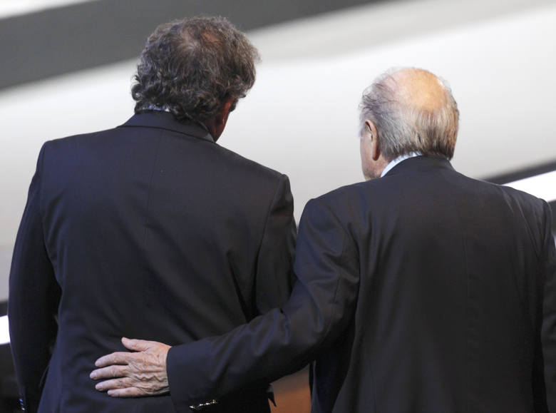 Trybunał Arbitrażowy ds. Sportu zmniejszył w poniedziałek karę Michela Platiniego. Prezydent UEFA liczył jednak na pełne uniewinnienie, niezadowolony zapowiada dymisję.<br /> 
