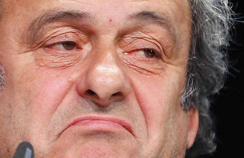 Trybunał Arbitrażowy ds. Sportu zmniejszył w poniedziałek karę Michela Platiniego. Prezydent UEFA liczył jednak na pełne uniewinnienie, niezadowolony zapowiada dymisję.<br /> 