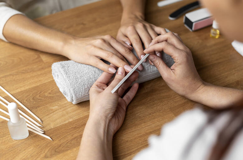 Tradycyjne lakiery do paznokci oraz te do manicure hybrydowego mogą w niekorzystny sposób wpływać na nasze zdrowie.