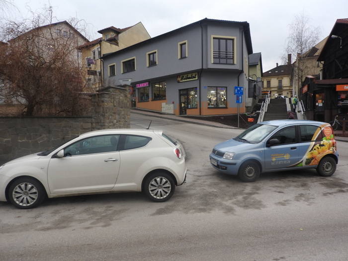W Wadowicach jest problem z parkowaniem a losy budowy nowego parkingu budzą wątpliwości