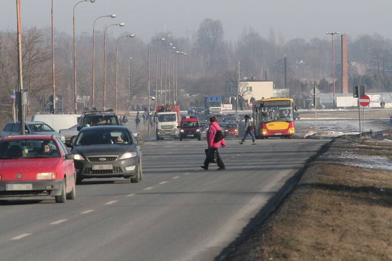 Zarówno kierowcy jak i drogowcy są oburzeni kiepską jakością asfaltu na ul. Dąbrowskiego Fot: Grzegorz Gałasiński