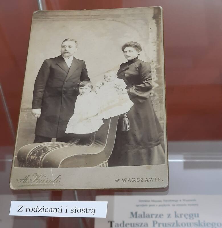 Wystawę obrazów i pamiątek Bronisława Gniazdowskiego (1901-1990) można oglądać w Muzeum im. Jana Dzierżona w Kluczborku.