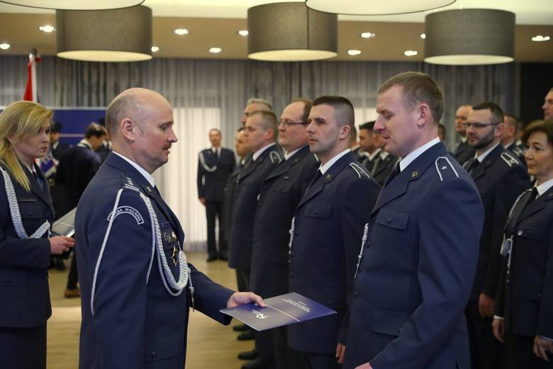 Odznaczenia i awanse służbowe dla funkcjonariuszy SW z Zakładu Karnego w Łowiczu [ZDJĘCIA]