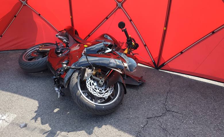 Wypadek motocyklisty w Łowiczu. Ranny motocyklista został przetransportowany śmigłowcem do Łodzi [ZDJĘCIA]
