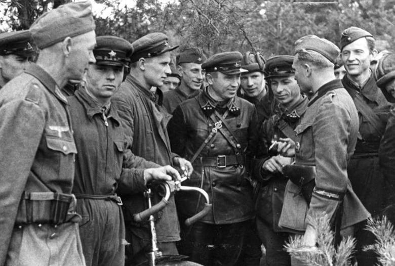 17 września 1939 roku Armia Radziecka weszła na wschodnie tereny Polski.  Wcześniej dogadała się w tej sprawie z Niemcami.