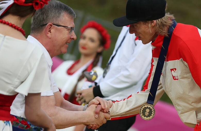 Marszałek Witold Kozłowski gratuluje Dawidowi Kubackiemu zdobycia medalu Igrzysk Europejskich