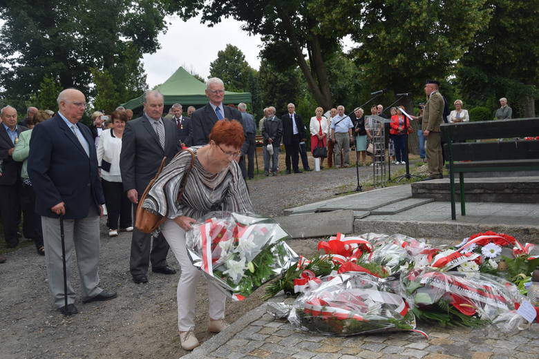 Żarskie uroczystości upamiętnienia ofiar ludobójstwa na Wołyniu w 1943 roku miały charakter państwowy. Nie byłoby ich bez kombatantów i żarskich stowarzyszeń kresowych.