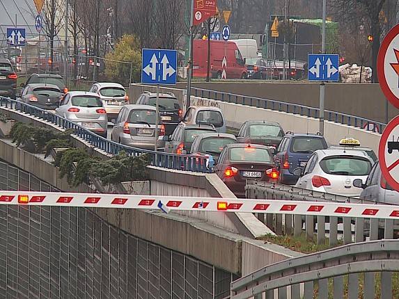 Wypadek w Katowicach : Zderzyły się dwa samochody i przed tunelem jest korek