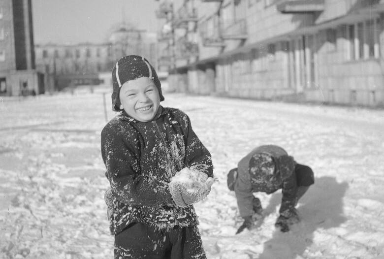 Rzucanie kulkami ze śniegu, to była najlepsza zabawa zimowa w PRL-u