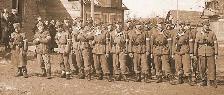 Dowódca szwadronu kawalerii por. Władysław Kitowski ps. Grom (po lewej), dowódca 3. Brygady AK por. Gracjan Fróg ps. Szczerbiec (w środku), adiutant