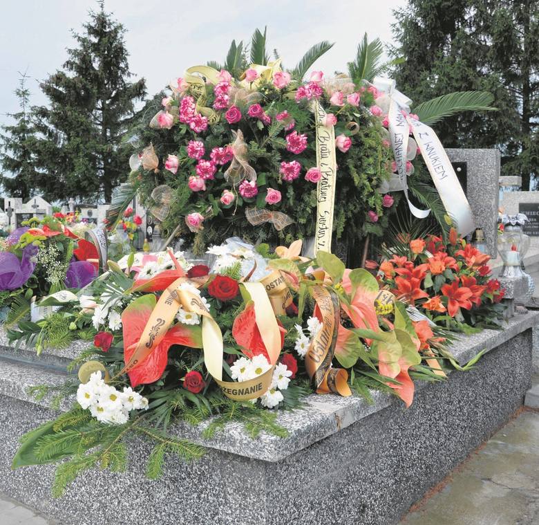Małżeństwo z Kozłowa spoczęło we wspólnej mogile na cmentarzu w Borusowej. Prawdopodobnie to Kazimierz S. zadał śmiertelne ciosy młotkiem małżonce, a