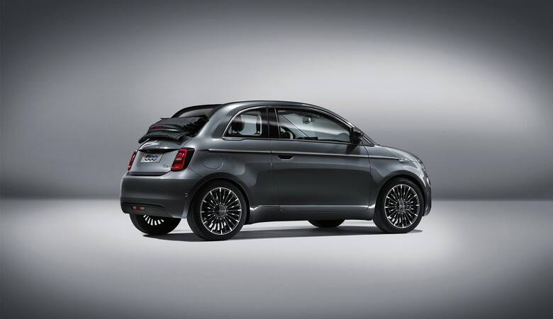 Nowy Fiat 500, to pierwszy w pełni elektryczny model FCA. Jak informuje producent, akumulatory litowo-jonowe o pojemności 42 kWh zapewniają nowej 500
