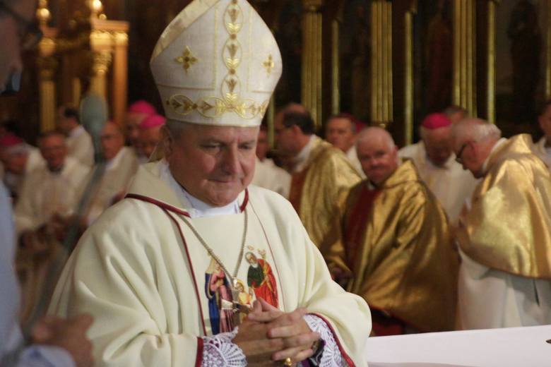 Biskup kaliski Edward Janiak trafił pijany do szpitala - podała "Gazeta Wyborcza". W ostatnich tygodniach zarzucono mu tuszowanie różnych skandali seksualnych z udziałem księdzy i alumna z kaliskiego seminarium.